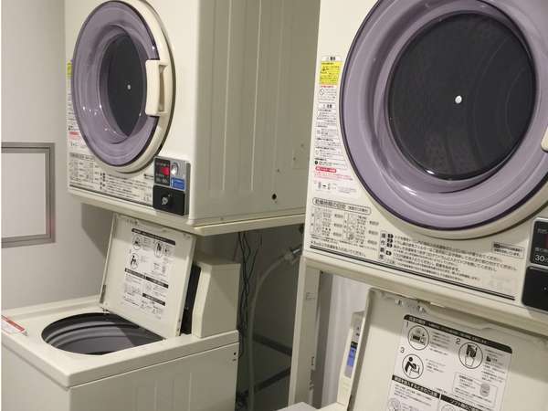 洗濯機･乾燥機（有料）　洗濯機30分200円　洗剤は自動で投入されます　乾燥機30分100円