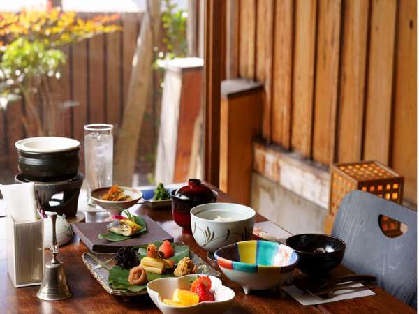 １日２組限定で夕・朝食ともに個室へご案内。