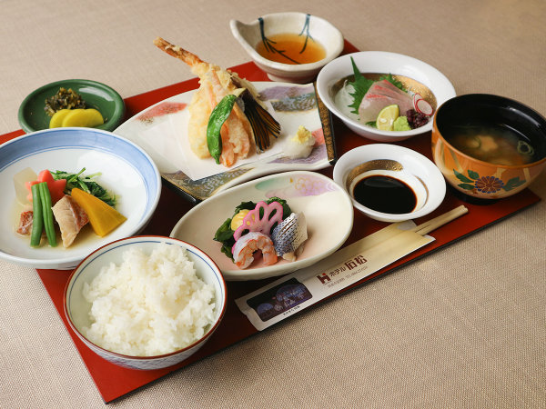 *【夕食一例】地元の旬の山海の幸を使用した料理