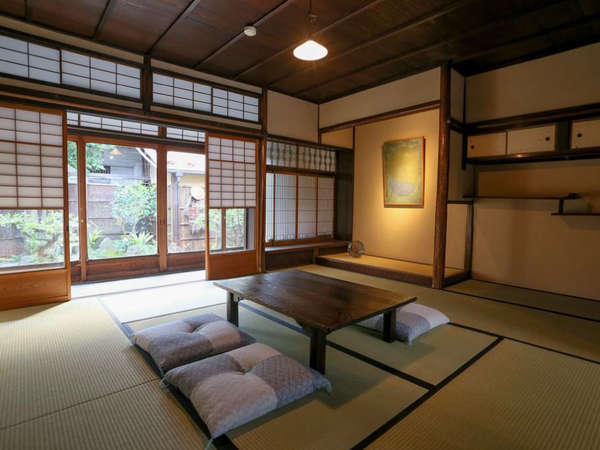 【本館】＜八幡の間＞和室。伝統的な京間でお部屋の両サイドにお庭がついた広々14畳のお部屋です。