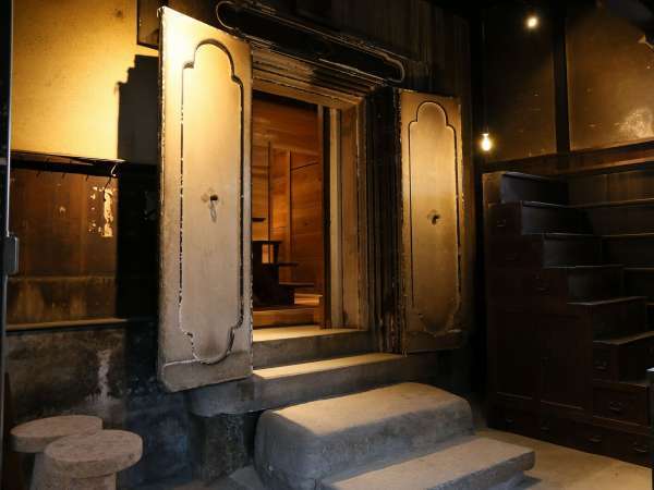 【別邸KOLMIO】＜蔵の間＞明治時代の蔵の扉がそのまま部屋の入口です。
