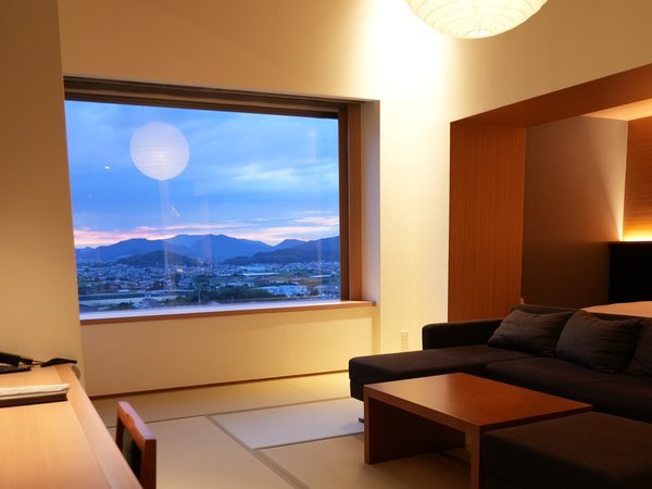 西側のお部屋からは、夕刻に空が茜色からブルー、パープルへと移ろう絶景をご覧いただけます。