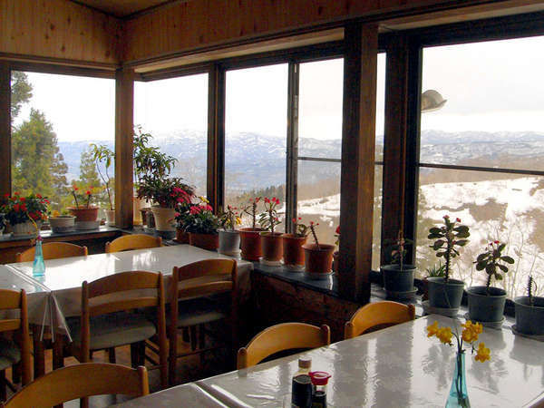 *食堂＜冬＞：窓の外は一面の雪景色！美しい風景を眺めながら、温かいお食事をお召し上がりください。