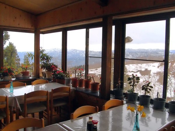 *食堂＜冬＞：窓の外は一面の雪景色！美しい風景を眺めながら、温かいお食事をお召し上がりください。