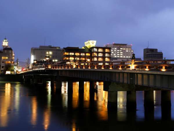 松江大橋と外観　夜景