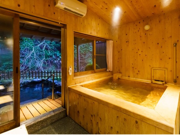 銀風呂（香り豊かな高野槙の浴室）。＊露天風呂は現在使用を中止