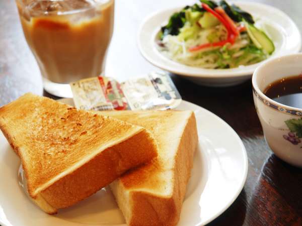 無料朝食の焼き立てパン。サラダと挽きたてコーヒーと共に♪