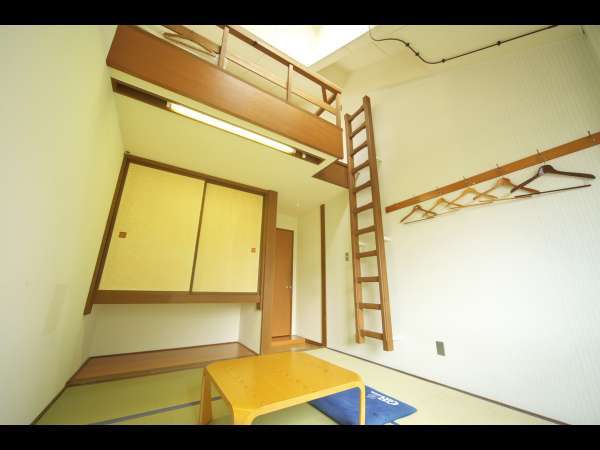 和室は、6畳の畳敷きのお部屋に役3.5畳のロフトがついています。