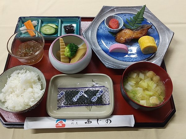 昔ながらの朝食。那珂川市成竹産の山つきの美味しいお米です。