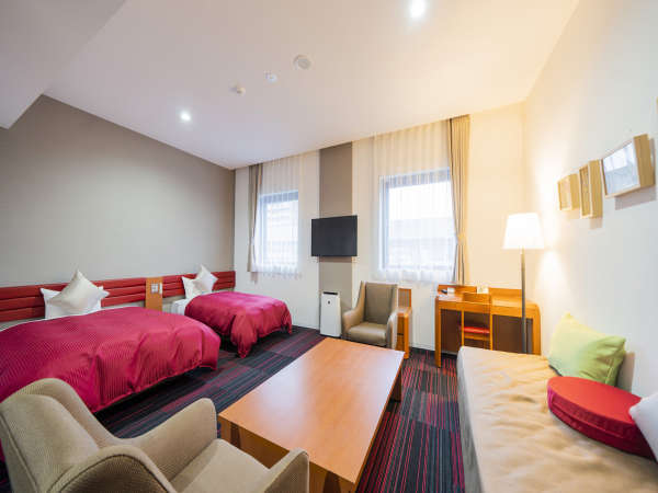 ラージツイン☆ホテル随一の広さの客室。3名までご宿泊可能のゆったりとしたツインルームです。