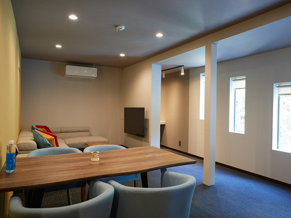 【客室／リビングダイニング】スタイリッシュな家具が揃えられた快適な室内