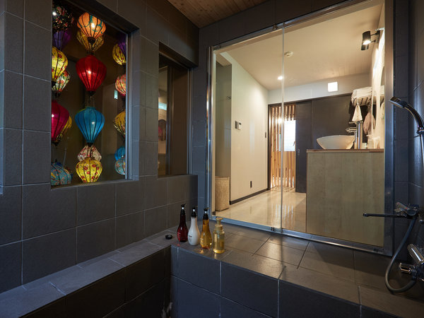 【お風呂】ほのかに灯るランタンを眺められる幻想的なバスルーム