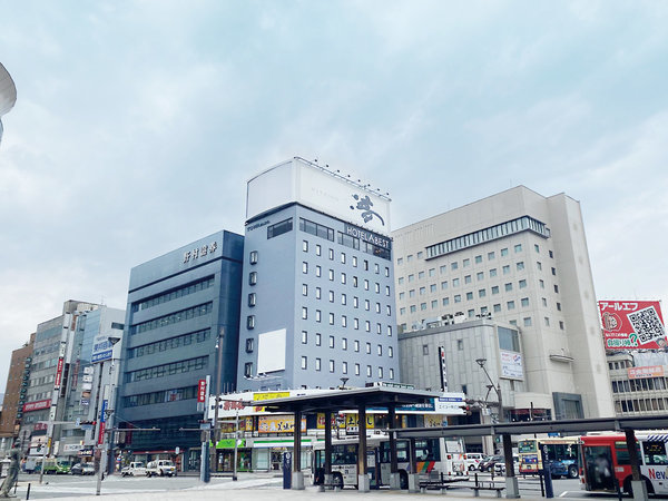 ＪＲ長野駅を出てすぐの風景。ホテルが正面に見えます。
