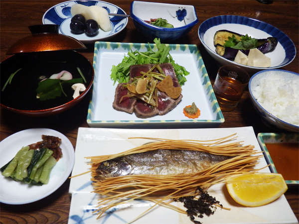 *料理一例/名物の「虹鱒の素麺揚げ」や、季節ごとの里山の恵みたっぷりの家庭料理に舌鼓♪