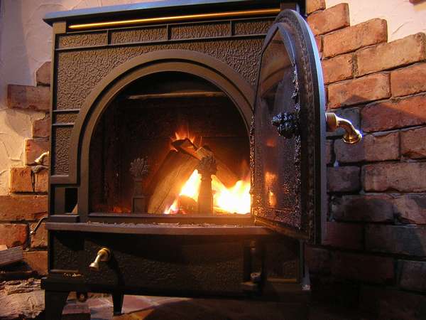 冬には、食事棟に薪ストーブがともります。お腹も心も暖かくなります。