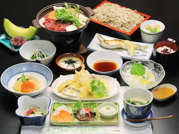 夕食全体。秩父 季節の食材を使った 手作り料理が味わえます。