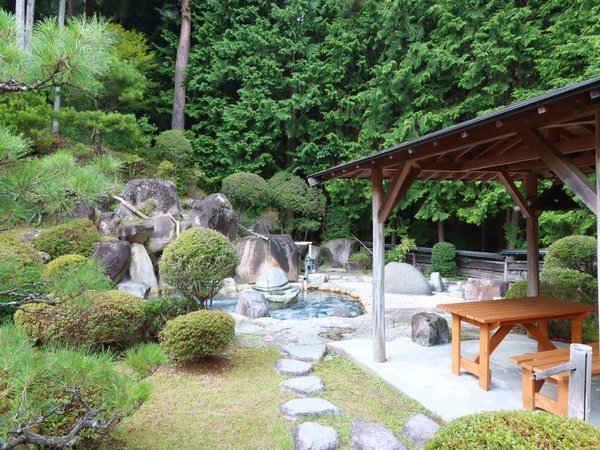 女性のための美しい庭園露天風呂で、贅沢なひとときを。心身を癒す自然と温泉の調和をお楽しみください。