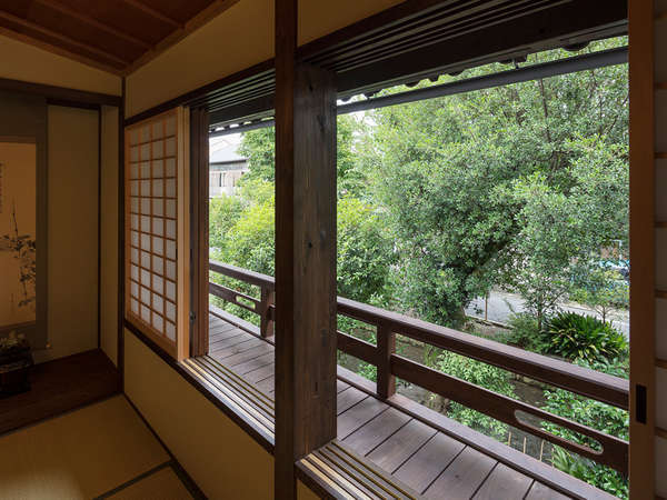 高瀬川沿いの寝室。窓からは春の桜、初夏の緑、秋の紅葉、冬は川の流れと季節感を存分に感じます。