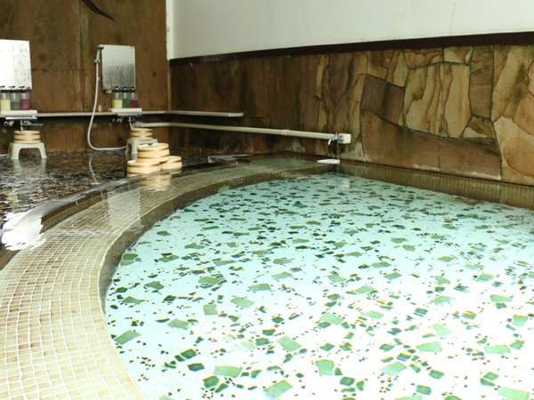 レトロでお洒落なタイル貼りのお風呂。源泉かけ流し湯の花舞う美肌の湯