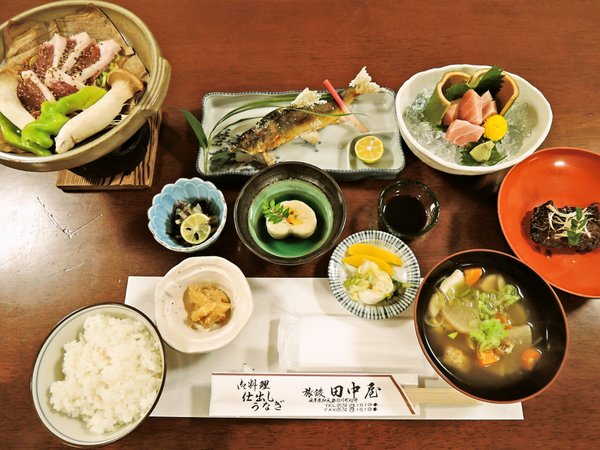 *＜夕食一例＞鮎の塩焼きや鴨の朴葉味噌焼きなど季節の創作料理。