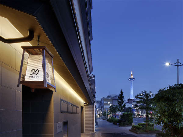 京都駅より徒歩7分。行燈風のライトが目印です。