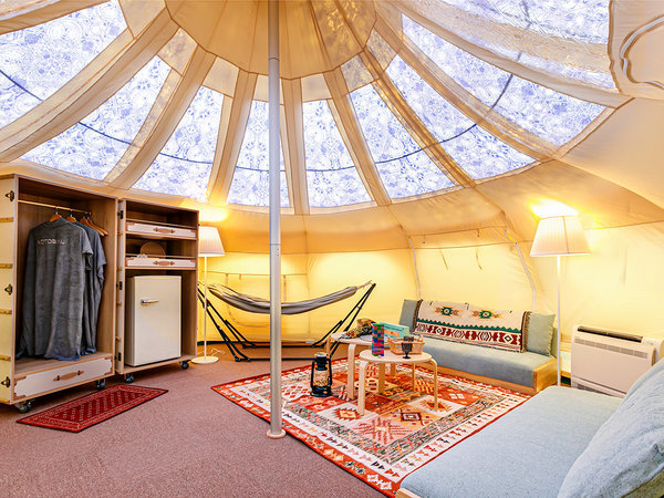 テントの非日常感に合う家具をチョイス。まるで異国に来たかのようなリゾート感をお楽しみください。