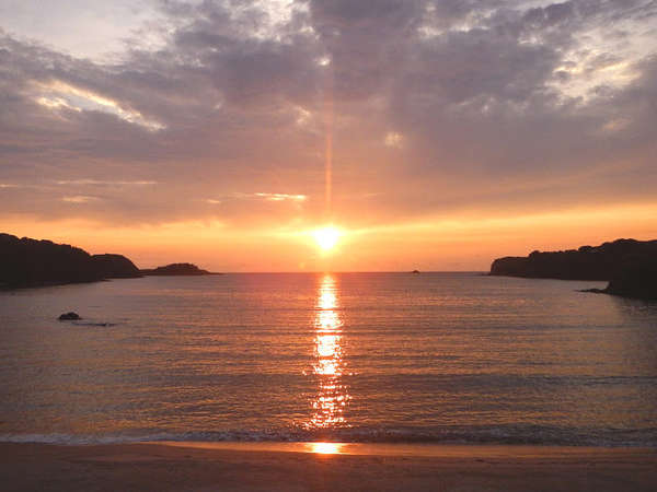 海に沈む夕陽「里浜海水浴場」車で30分