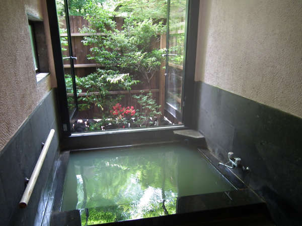 全てのお部屋が天然温泉になっています。開放的な内湯は露天気分を味わえます