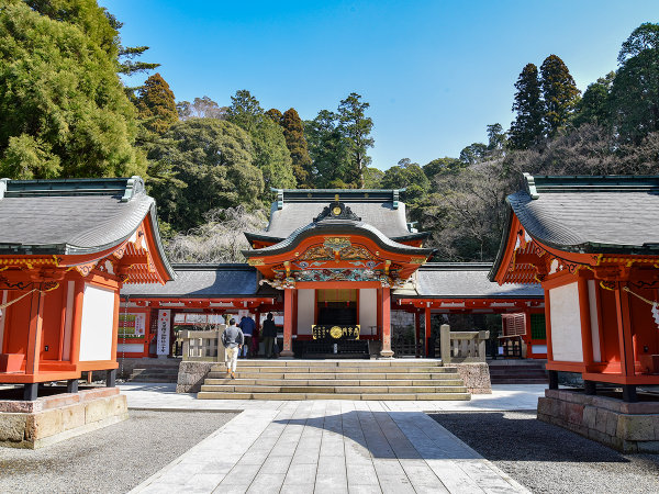 *【霧島神宮】朱の社殿が目を見張ります。晴天の日は青空と赤塗りの社殿のコントラストを楽しめます。