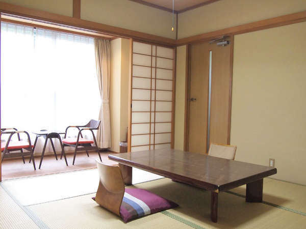 【和室8畳(バス・トイレ付）】部屋のお風呂にも鈍川温泉の湯をひいております。