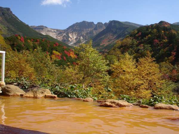 露店風呂から望める十勝岳連峰