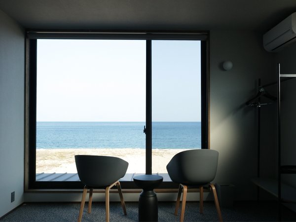二階どちらの寝室からも瀬戸内海の景色を目覚めた瞬間からお楽しみいただけます。