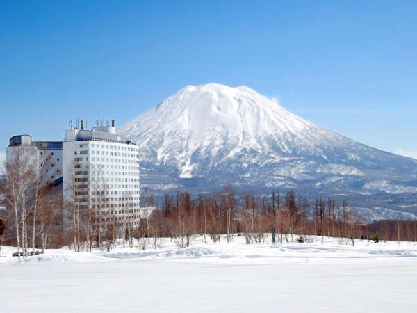 【ホテル外観・冬】羊蹄山を望む壮大なリゾート。