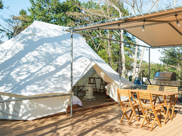 ・【外観】ウッドデッキの上に設置されたテントで快適にグランピング体験