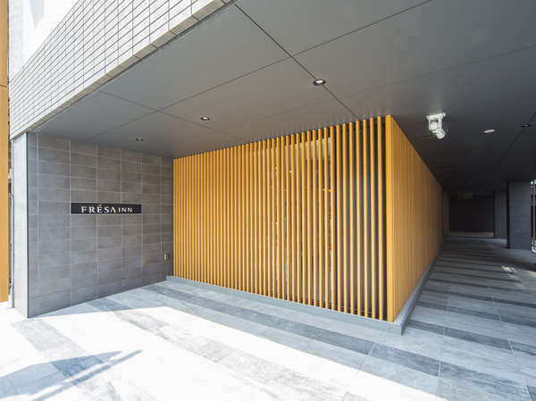 京都駅の「八条東口」より徒歩3分の好立地（昼）