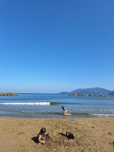 由良海水浴場 浜辺で思いっきり遊べます。お宿に外付けシャワーあります。