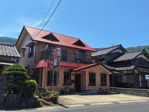 由良ヶ岳を背にオレンジ色の屋根が目印