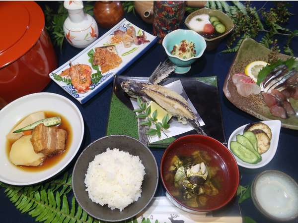 【夕食一例】好評の夕食一例。真心こめてお作り致しております。※写真装飾はイメージです。