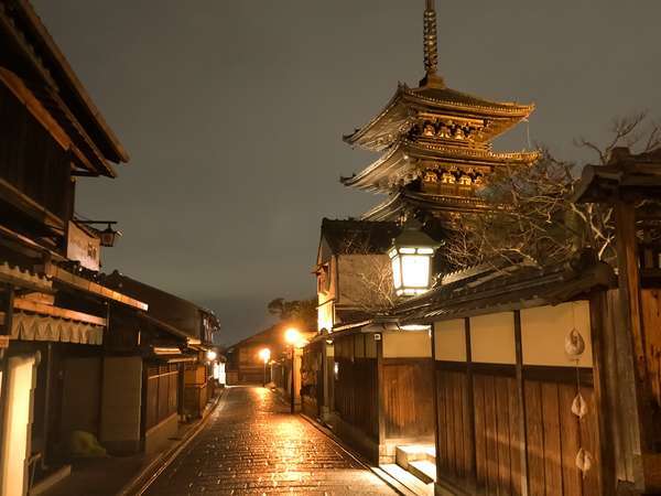 清水寺と八坂神社の間にある八坂の塔がすぐ隣にあるラグジュアリーな邸宅。贅沢な景色をご堪能ください。