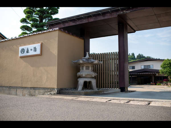 【外観】総平屋造りの由緒ある湯宿。段差が少ないバリアフリーで皆に優しい