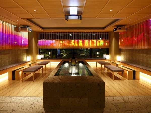 京都らしい観光名所と四季を組み合わせ三面のプロジェクションマッピングによる色彩豊かな表現を演出！