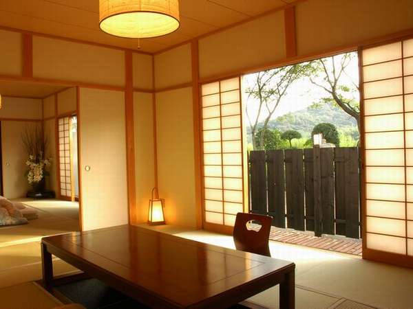 桜並木を望む客室「桜の間」離れに建つこちらのお部屋は賑やかなご家族旅行などに人気の客室です。