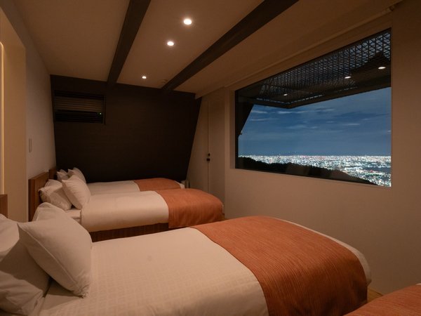 神戸市内の夜景を見渡すことができる圧巻の眺望を寝室からも。
