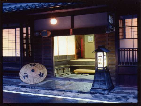 歴史ある木造老舗宿。紀州藩徳川公に愛されたお部屋は趣きが更に増す。創業は1657年