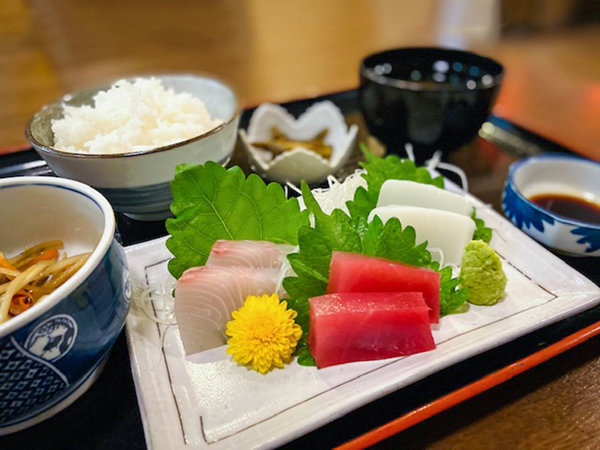 夕食一例　さっぱりとした刺身定食。仕事終わりの疲れた体に優しく染み渡ります。