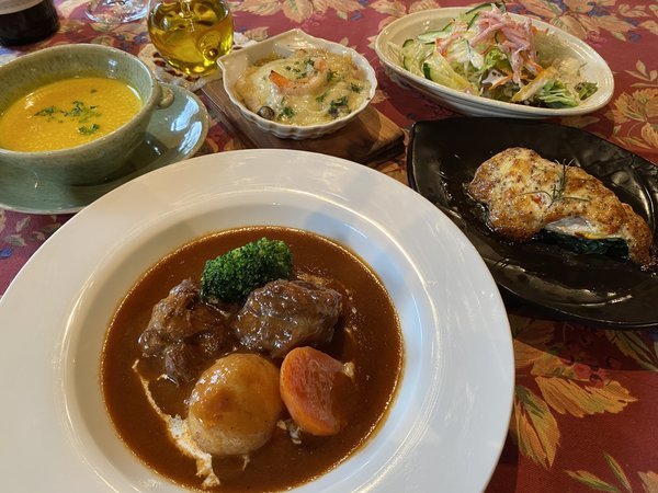 洋食の創作家庭料理お食事は薪ストーブのあるログの食堂で。