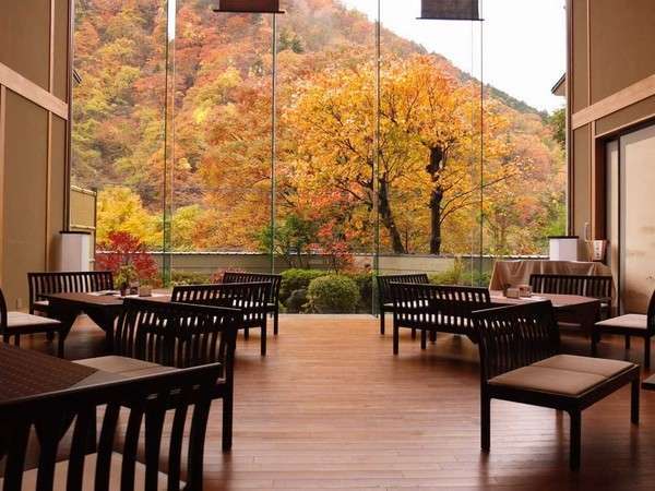 【ラウンジ(秋)】紅葉の日光をお楽しみ下さい♪