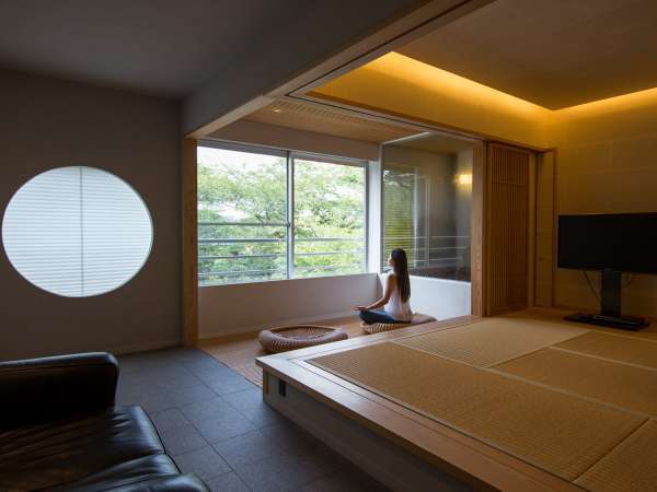 和洋室「葵」／お部屋には天然の檜風呂が完備されております。源泉100％掛流しの温泉をご堪能下さいませ