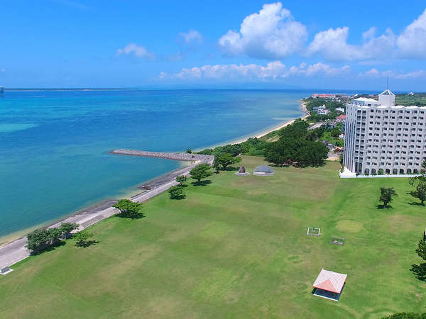 ＜外観＞青い海と公園に隣接しています