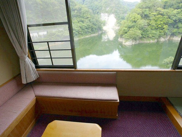 すべてのお部屋から神龍湖が望めます